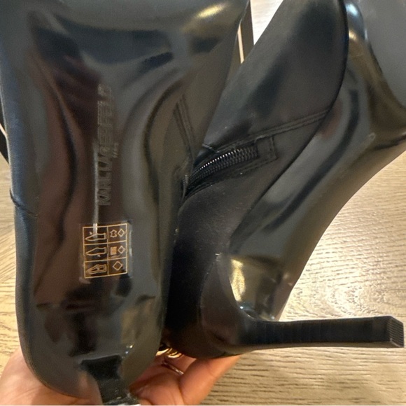 NEW KARL LAGERFELD PARIS Women's Samra Embellished Pointed-Toe Booties 9 - Picture 5 of 7